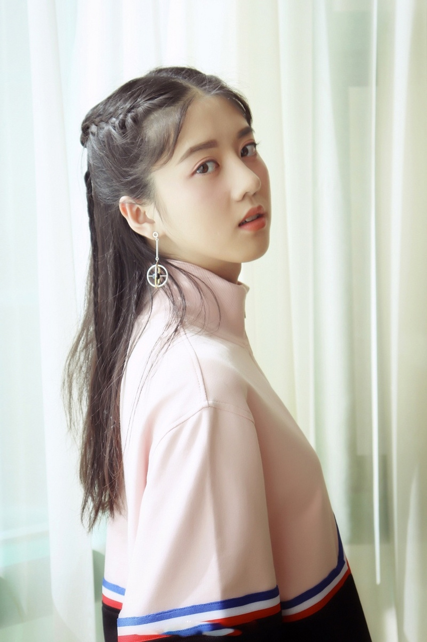 李凯馨学院风卫衣照片俏皮可爱短裤吸睛力十足