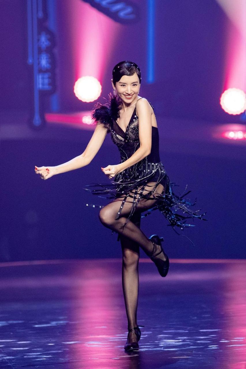 董洁舞蹈节目化身爵士女郎,透视裙惊现好身材