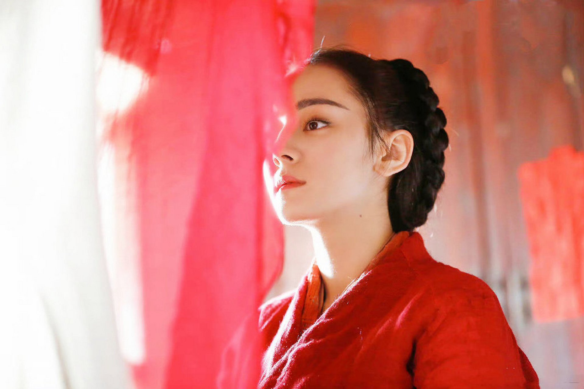 迪丽热巴,红衣气质美女,风采照人.
