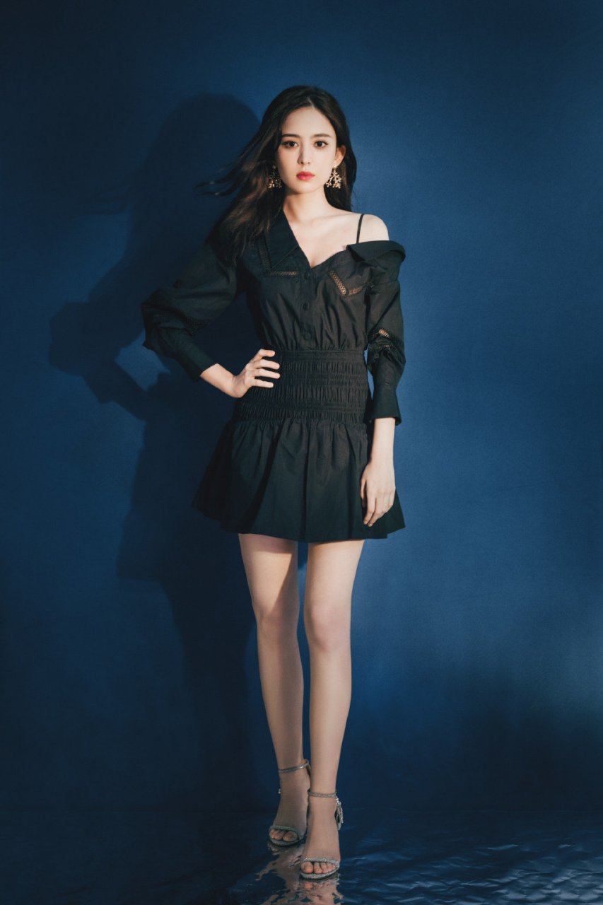 古力娜扎活动穿搭造型,微卷长发,搭配墨绿斜肩短裙,尽显大长腿