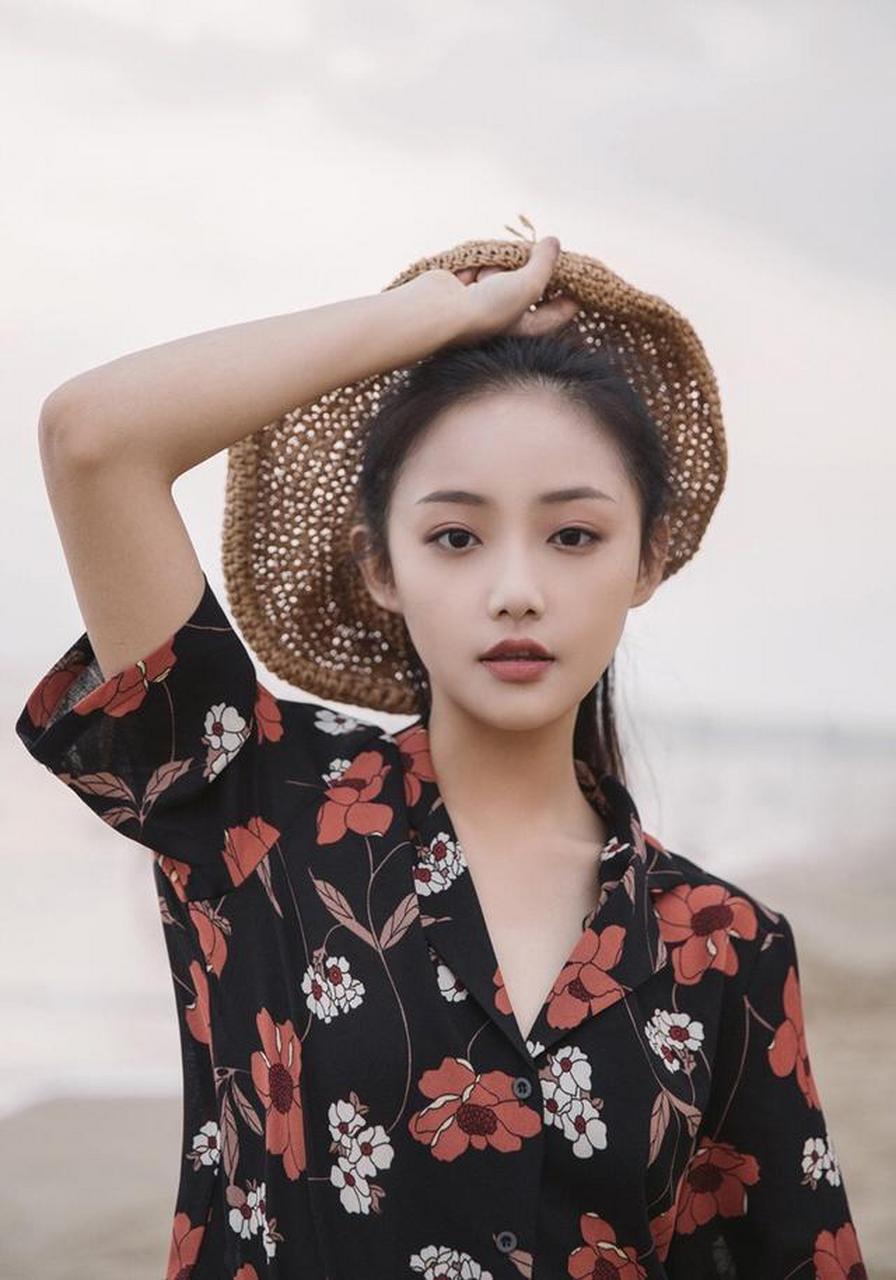 吴佳怡碎花t恤配牛仔短裤休闲写真