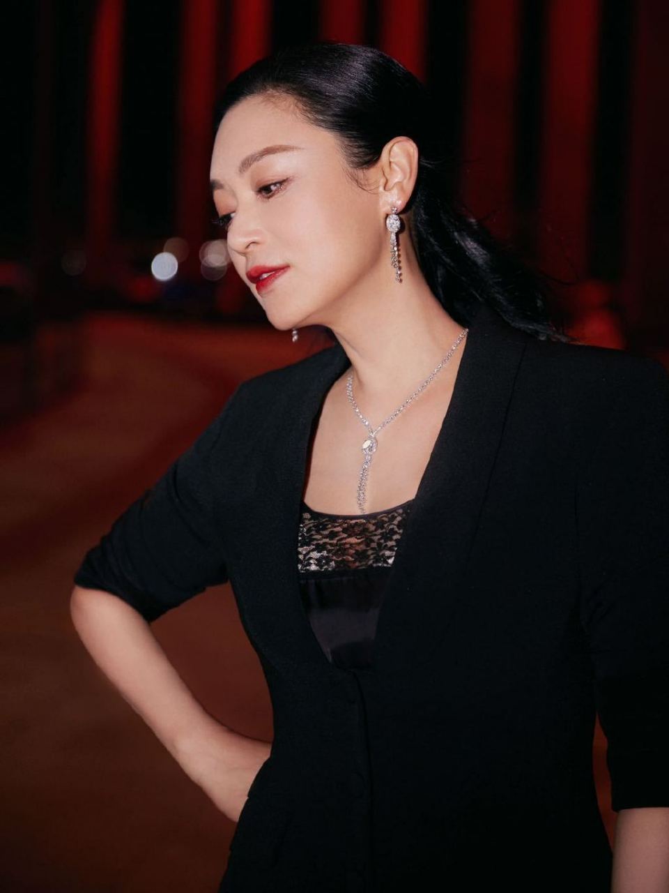 陈红52岁状态,干练大方气场十足,北京电影节开幕红毯,低马尾明眸红唇