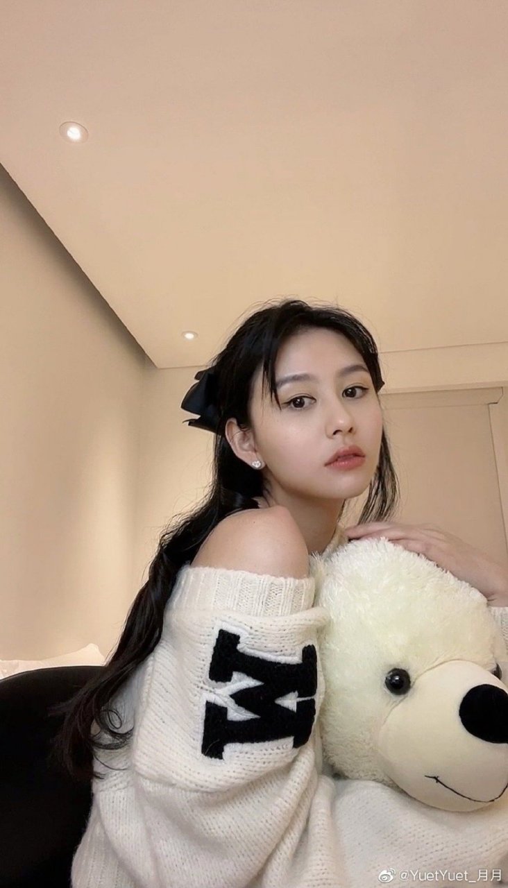 邱淑贞女儿沈月在微博晒出白色情人节的美照.