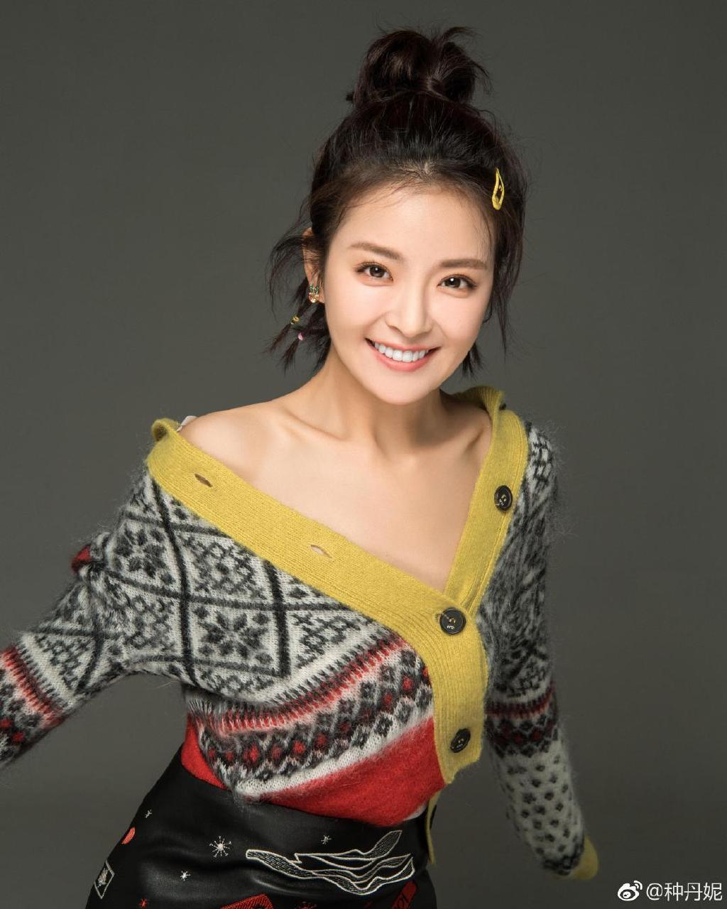 种丹妮甜蜜笑容