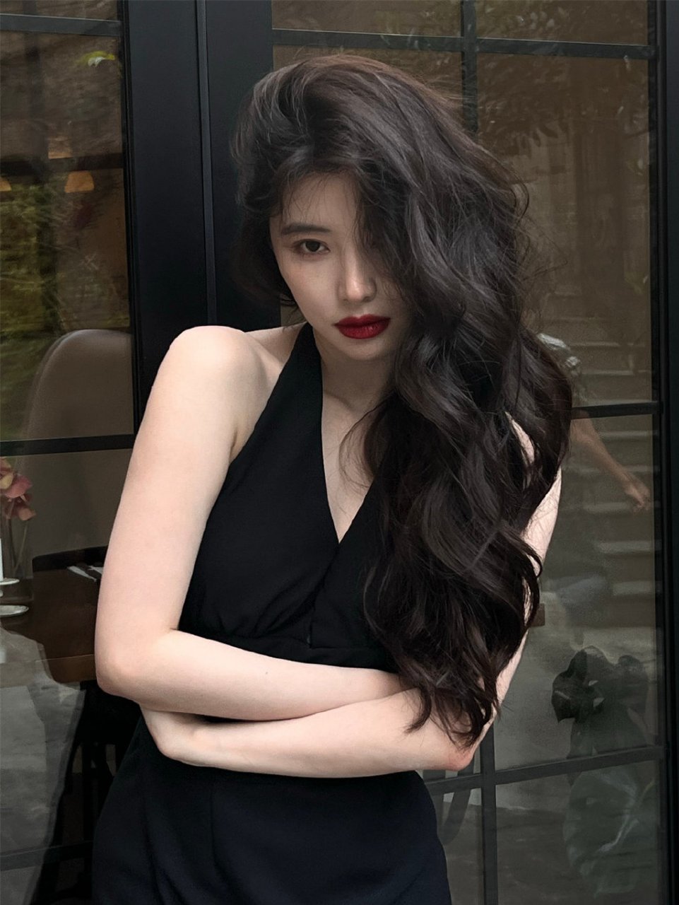 方圆,卷发红唇黑裙,热辣风情,95后北京女生,中国内地流行乐女歌手