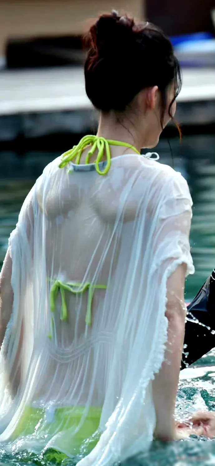 电视剧《庆余年》里的"林婉儿"李沁,她的后背有个特点,就是肩胛骨特别