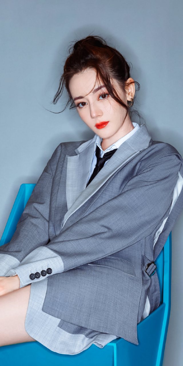 迪丽热巴,灰色学院风西装,直播造型,自信从容,甜美可爱.