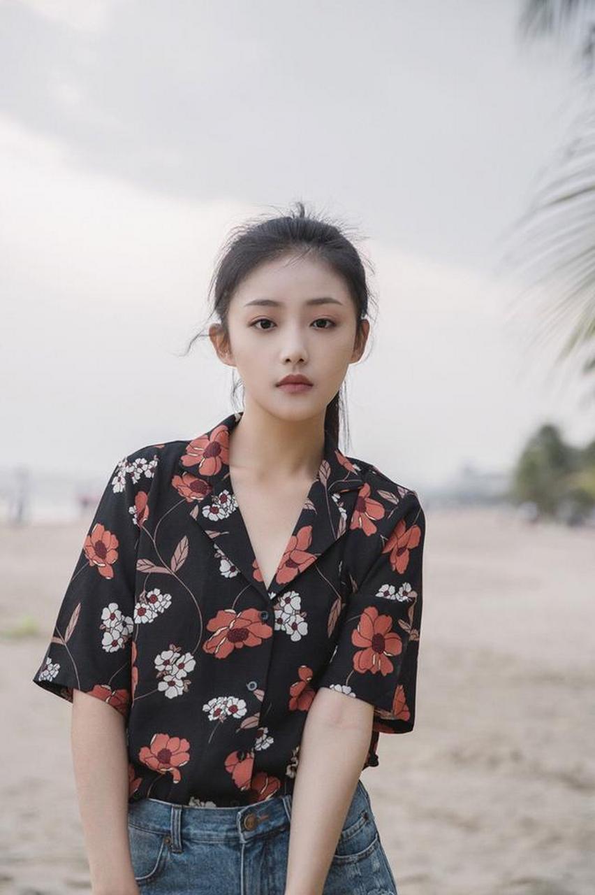 吴佳怡碎花t恤配牛仔短裤休闲写真