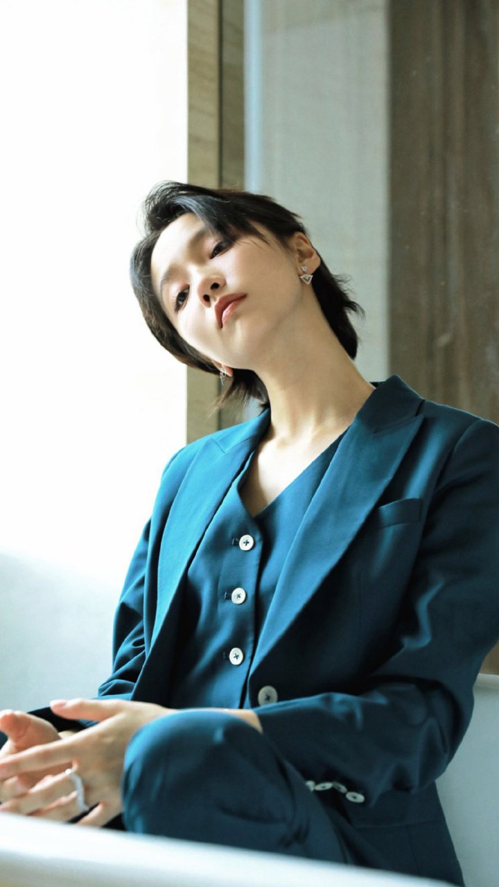 成果西装短发,活泼甜美手机壁纸