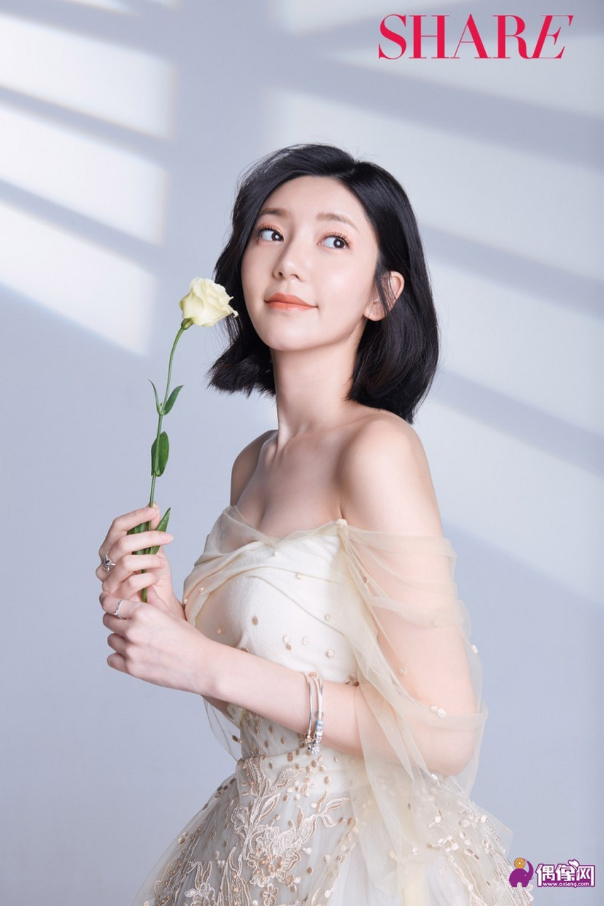 郭雪芙写真大片身穿米色抹胸婚纱演绎魅力新娘