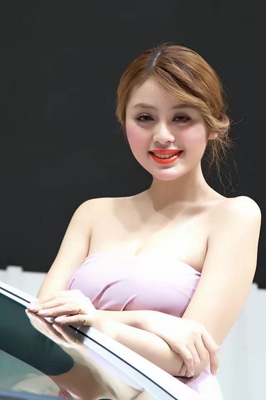 车展上的艳丽车模女神