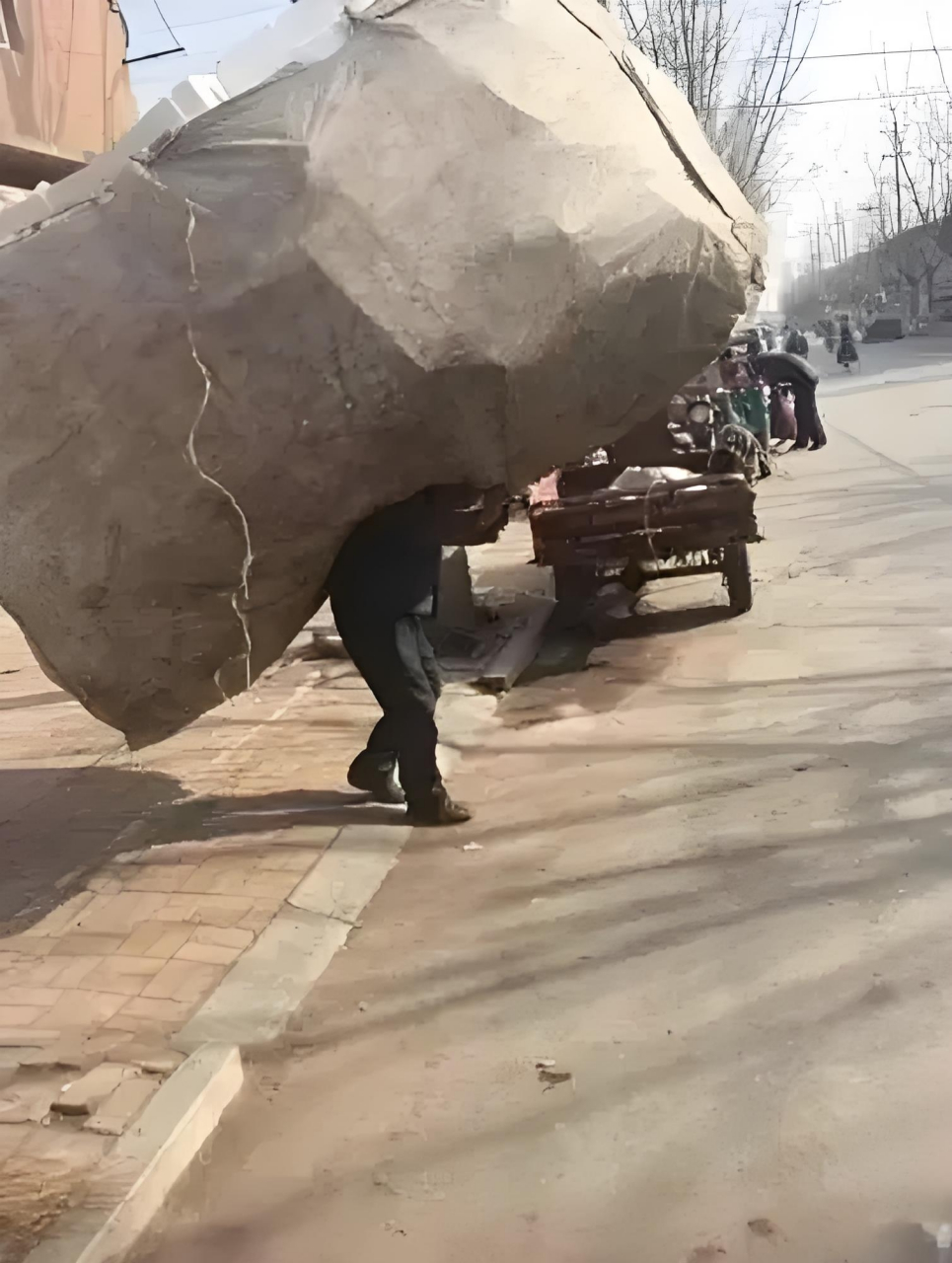 工作处处碰壁,举步维艰; 家庭矛盾不断,互不理解; 生活无所适从,一塌