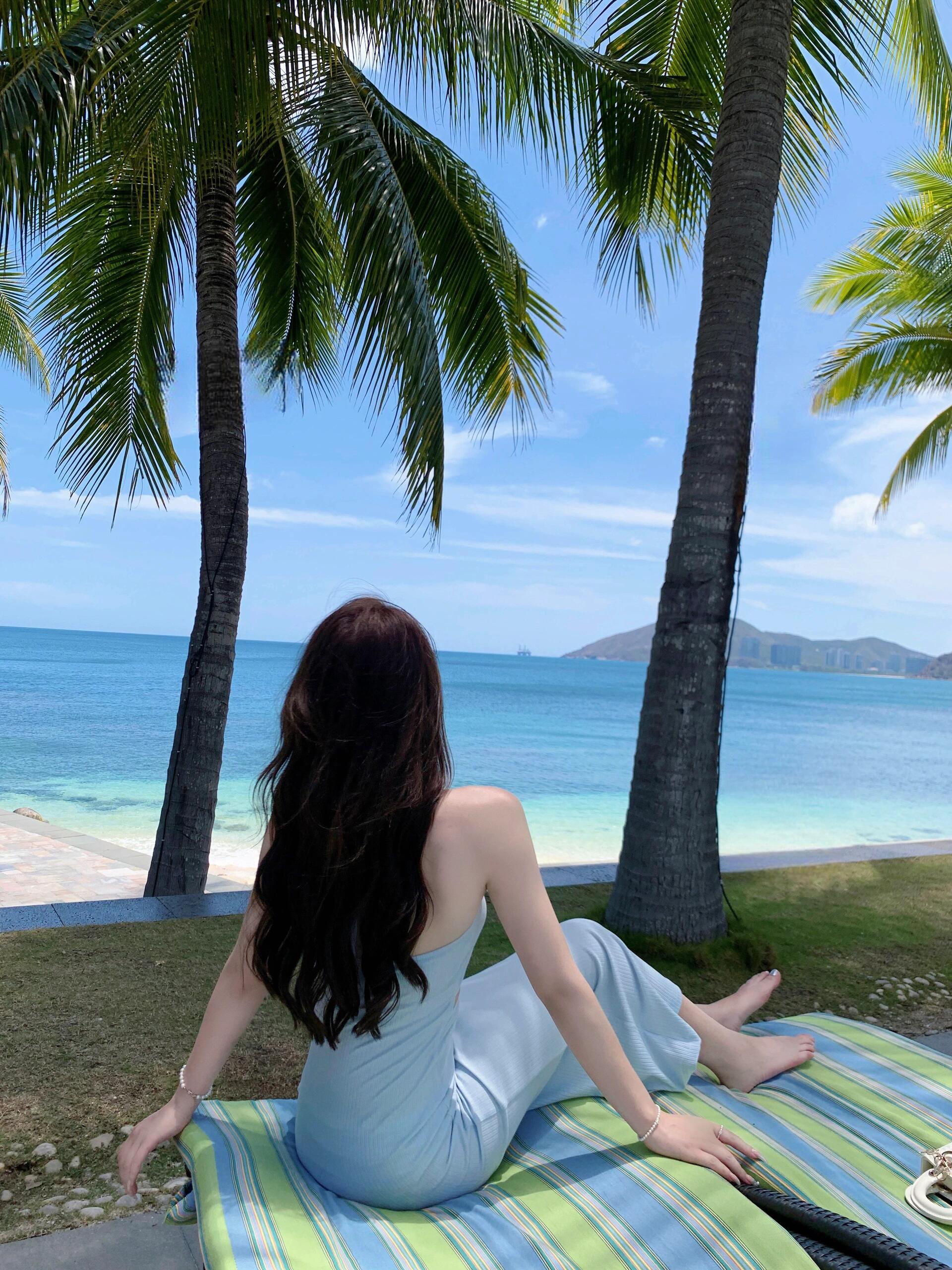 宽广的海边沙滩上,微风轻拂.