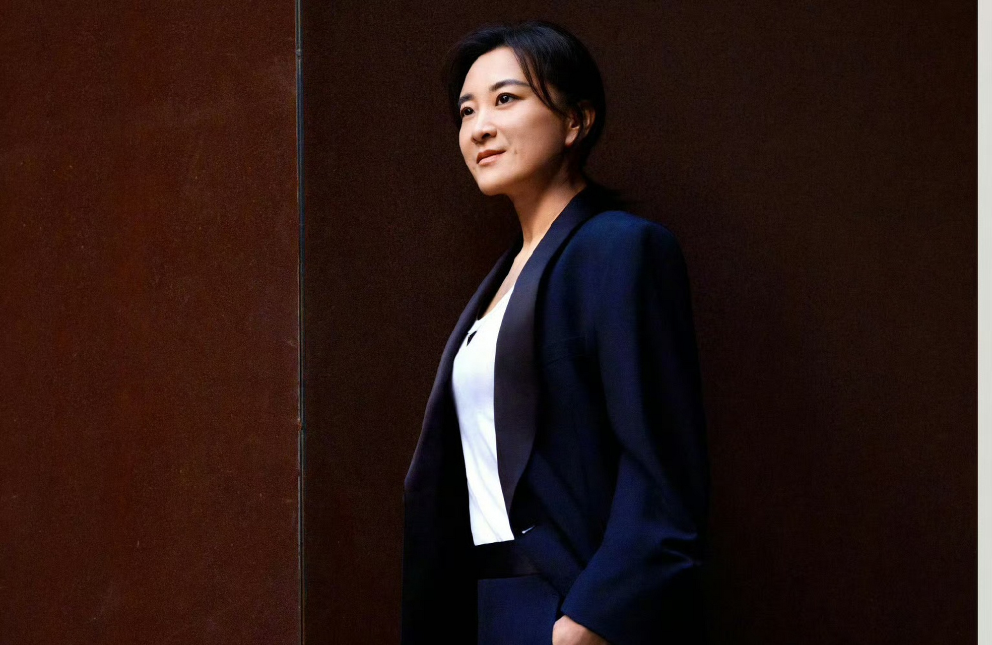 贾玲蓝色西装造型,感觉她现在看起来总是很累的样子.