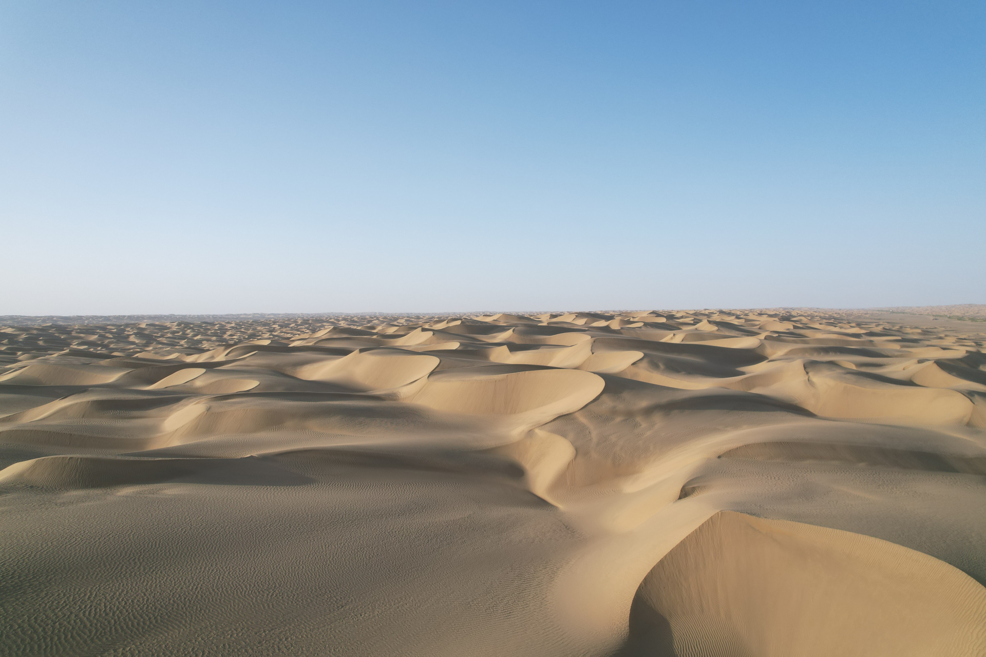 夏季的沙漠98,因为吸热,比其他季节更加炎热.