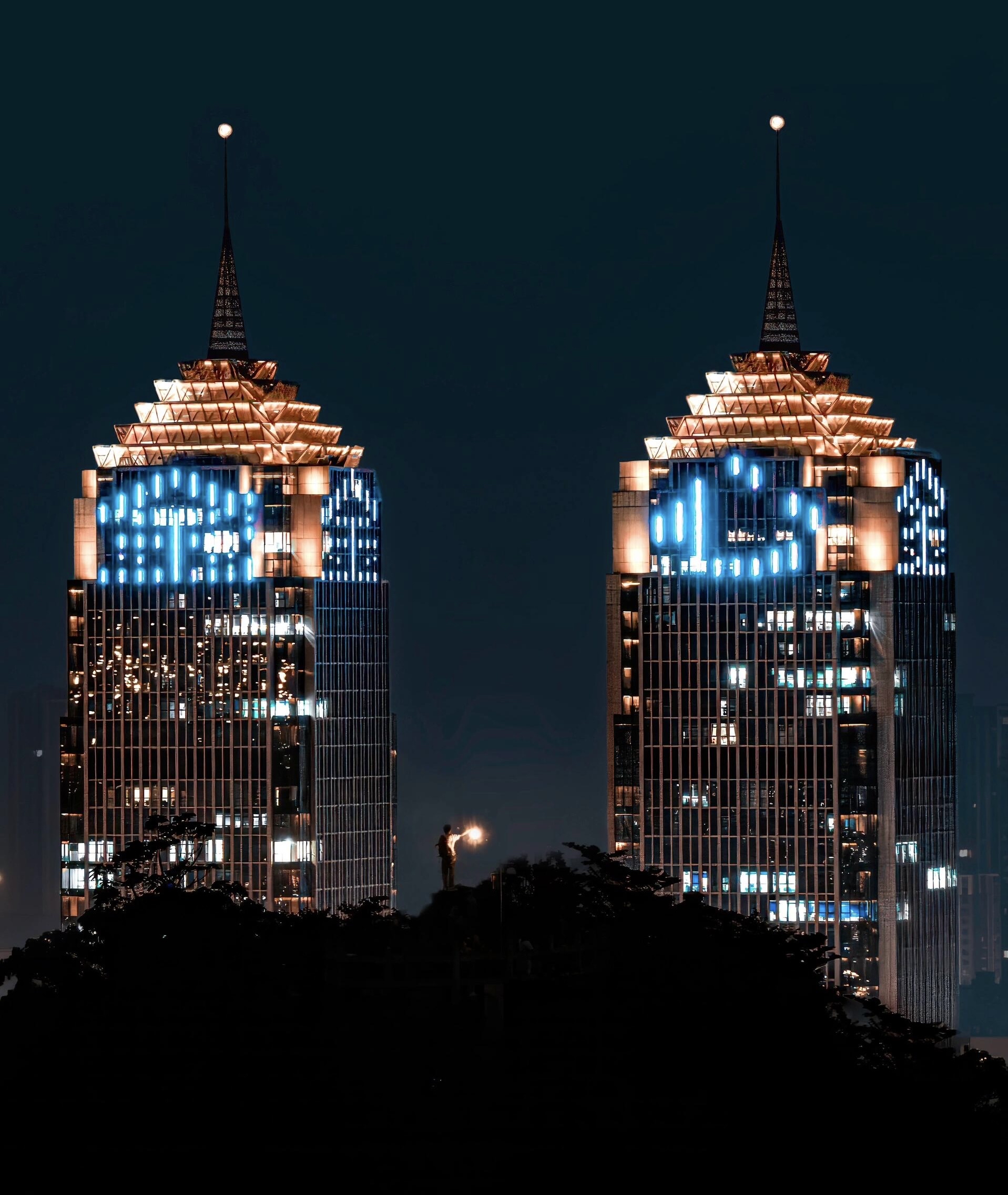 俯瞰全市新区,双子大厦与一院两馆夜景有点都市的气息山路石阶没路灯