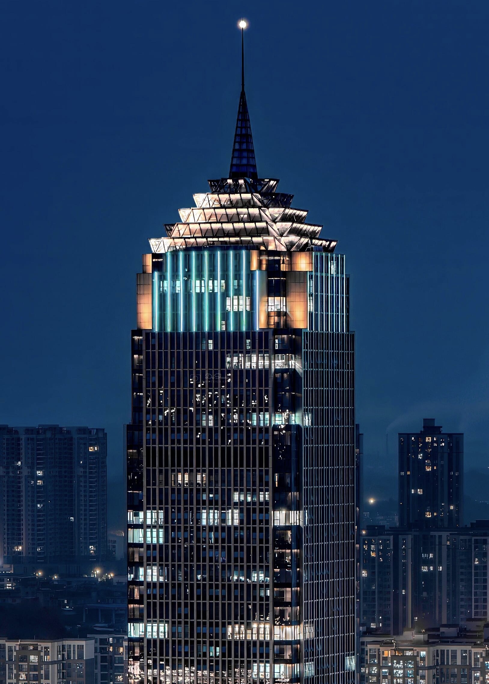 俯瞰全市新区,双子大厦与一院两馆夜景有点都市的气息山路石阶没路灯