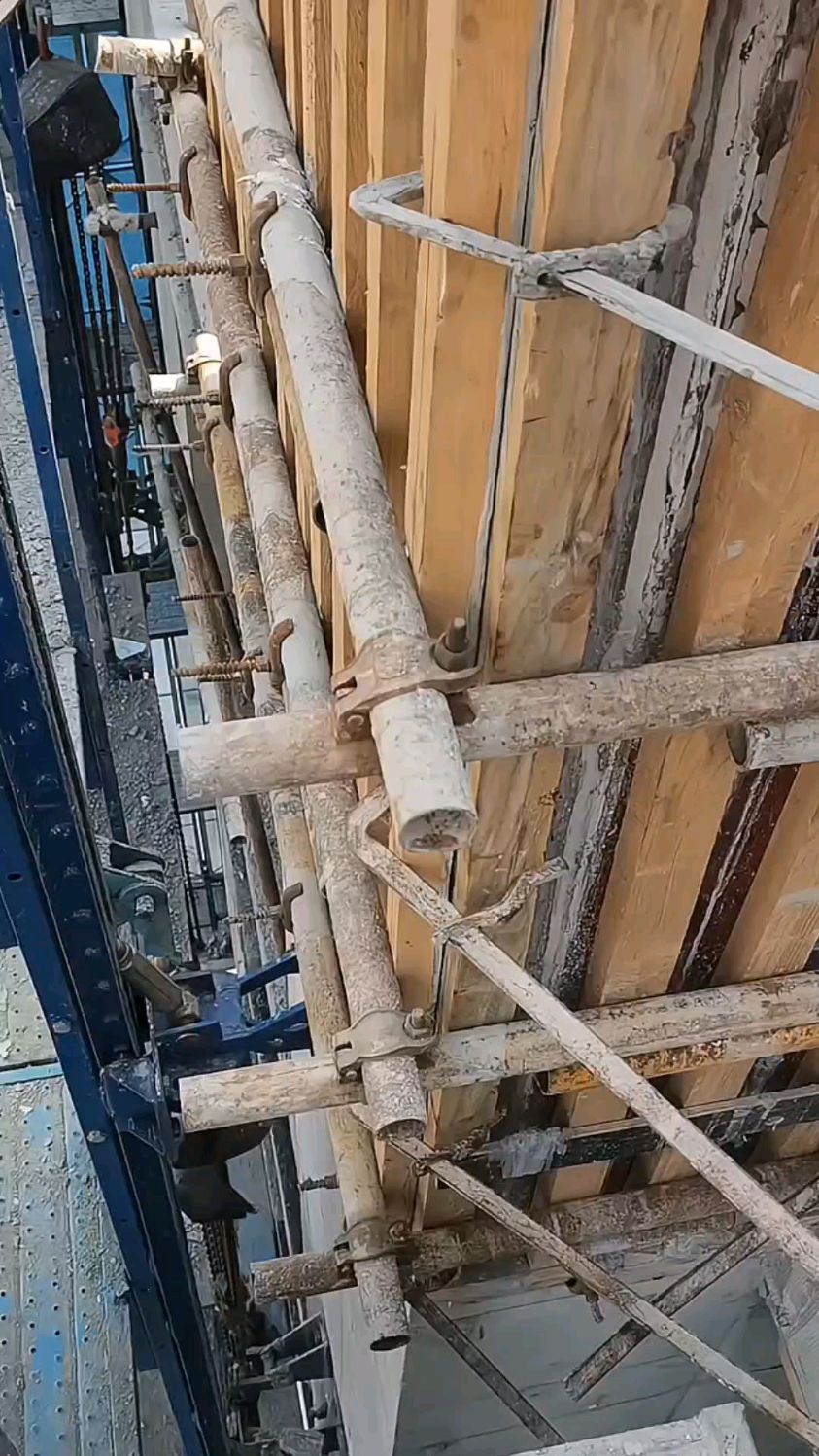 外模板墙阳角加固完成.