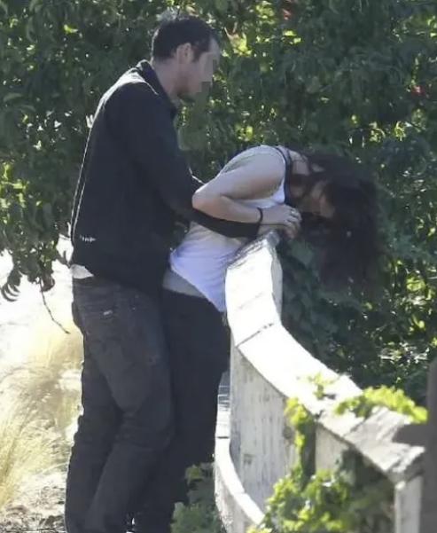 "云南丽江,已婚男子为了寻求刺激,在公园的凉亭里