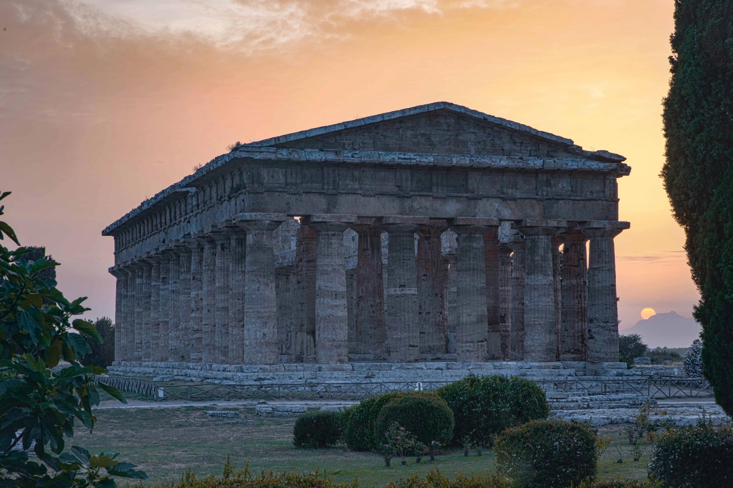 错误地称为海王星神庙或波塞冬神庙)是位于意大利坎帕尼亚帕埃斯图姆