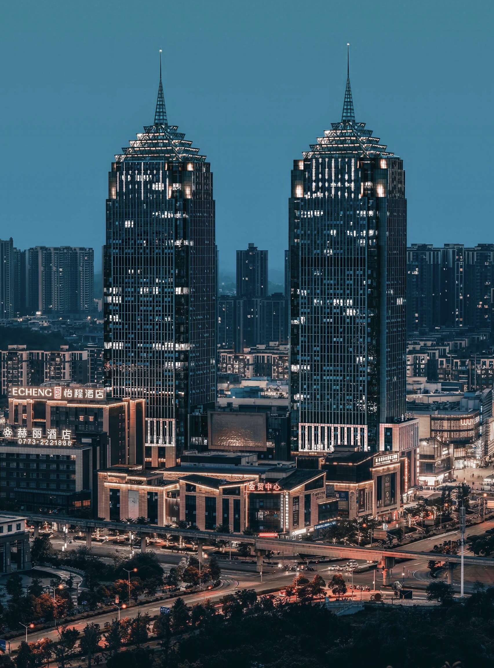 俯瞰全市新区,双子大厦与一院两馆夜景有点都市的气息山路石阶没路灯