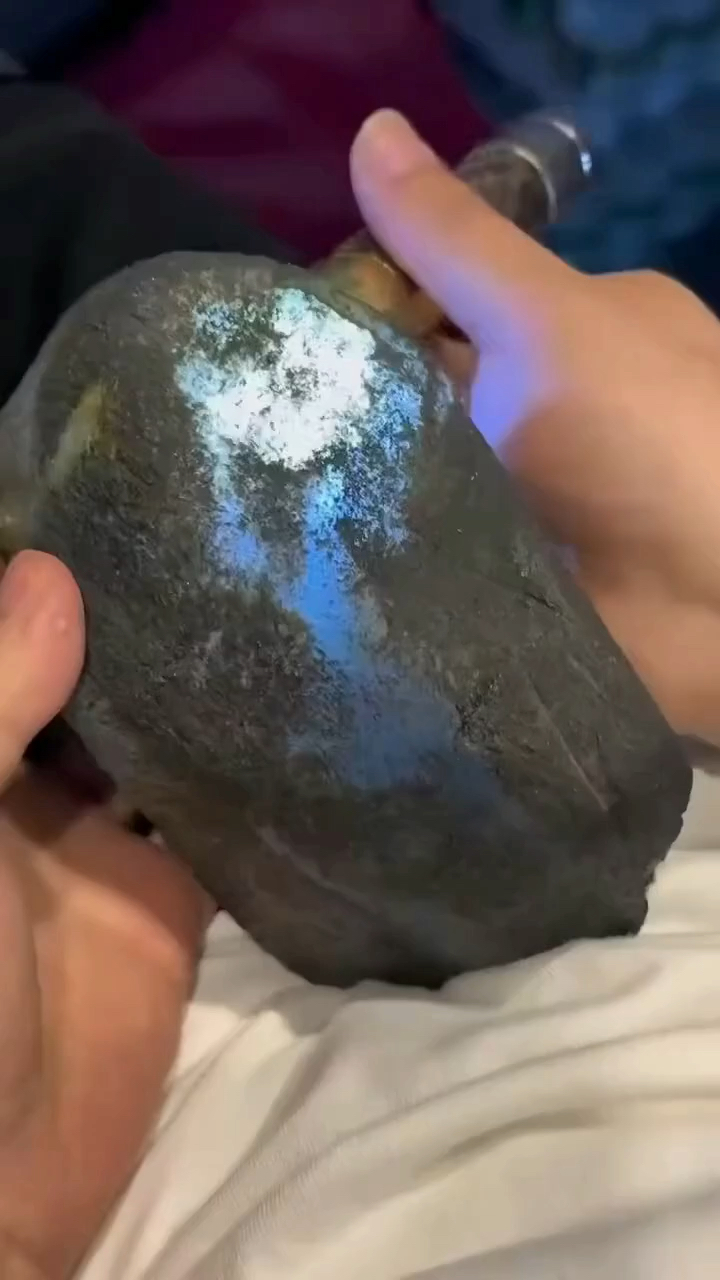 纯正天然翡翠原石天空蓝之色