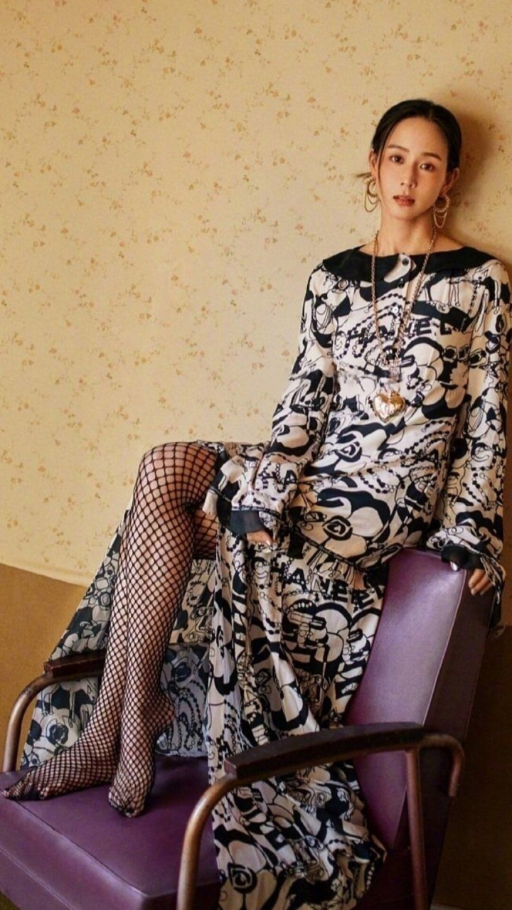 张钧甯时尚写真大赏:美腿丝袜搭配短裙热裤,熟女风韵尽显!