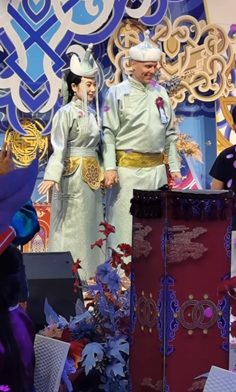 蒙古美女小姐姐结婚了,嫁的是一个外国老公,老公说是德国的,跨国婚姻