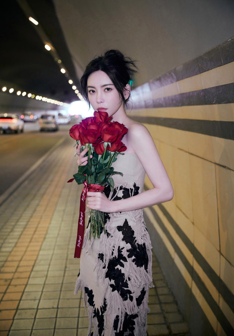 于文文的随拍好带感,抹胸裙配长靴