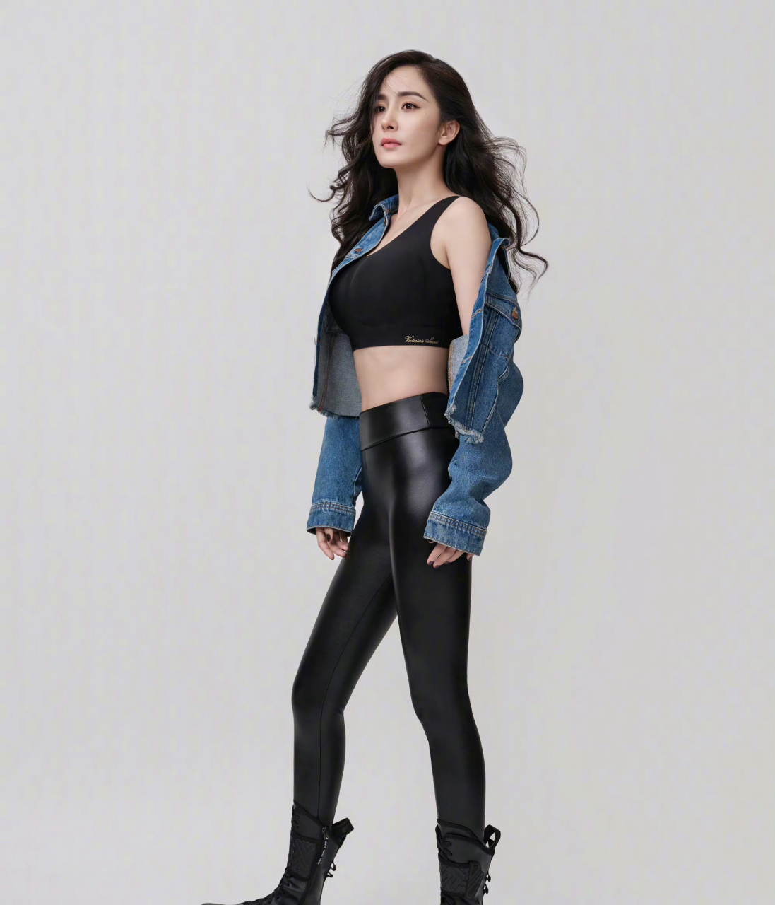 杨幂身穿紧身皮裤,大秀好身材.