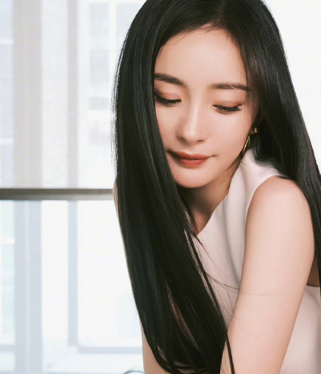 杨幂黑长直发型,温柔御姐范!