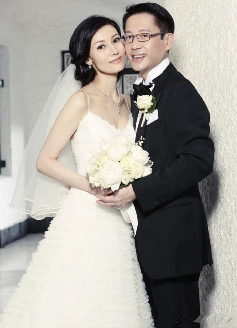 许晋亨两次拍摄的结婚照