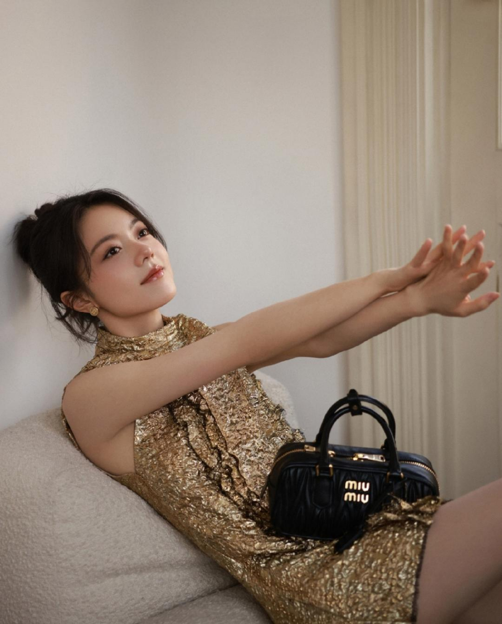 赵今麦国风穿搭大赏,小巧身材大秀美腿,魅力四射!