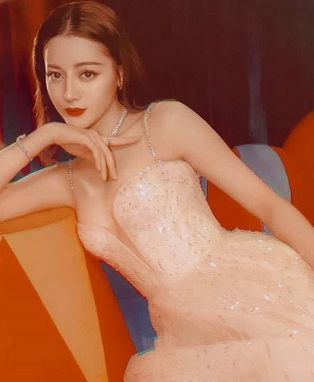 热巴鞠婧祎同做"美人瘫"动作s