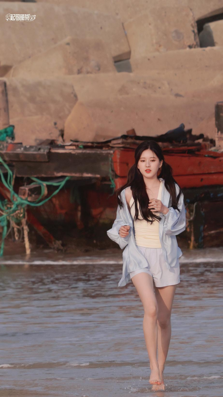 赵露思穿着白色厚底人字拖