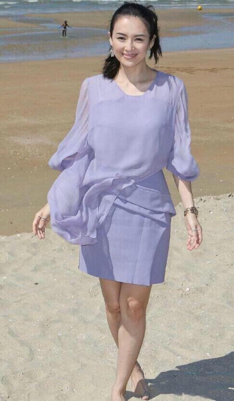 章子怡早前沙滩美照