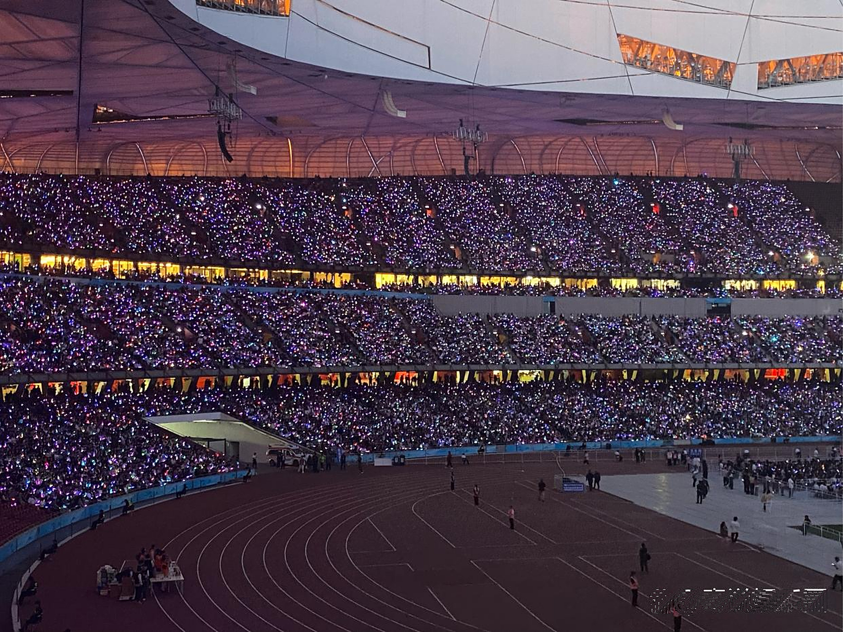 演唱会荧光棒五颜六色的