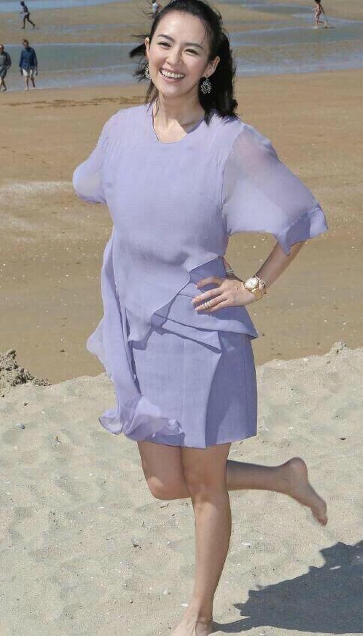 章子怡早前沙滩美照