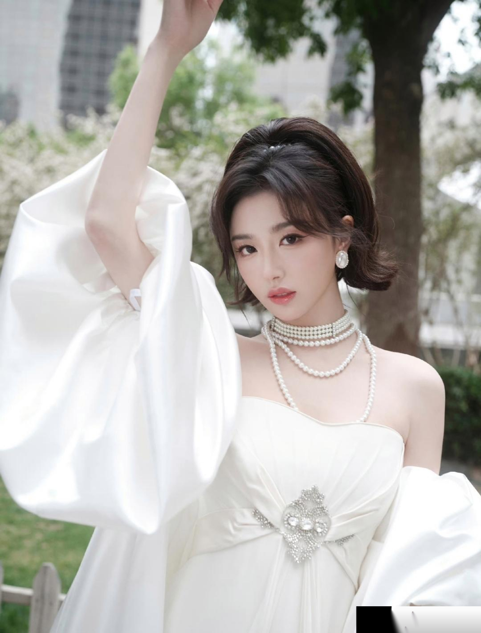 孔雪儿一袭白色抹胸长裙,宛若千金大小姐,着实令人心动!