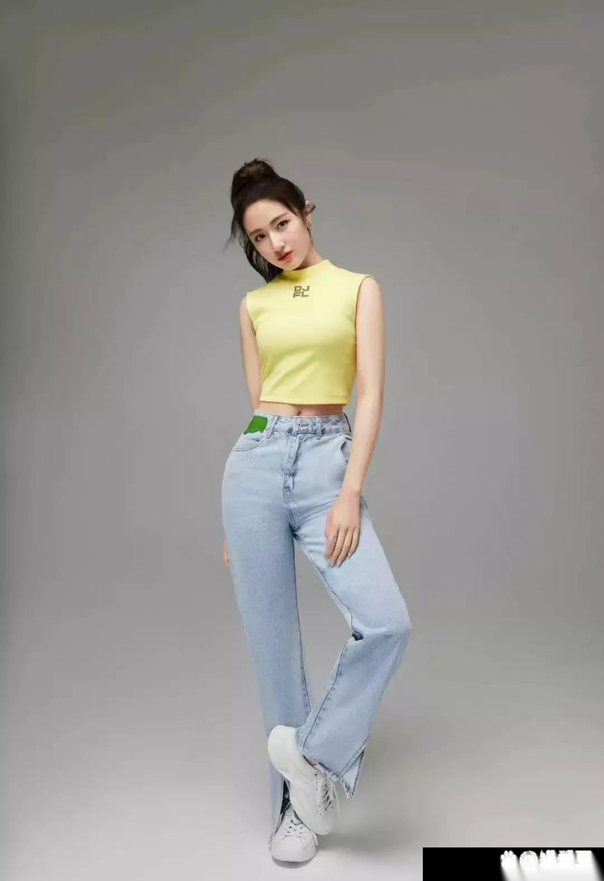 李兰迪的这套写真真的很难相信是唐人拍的,质感和造型真的挺"素人"