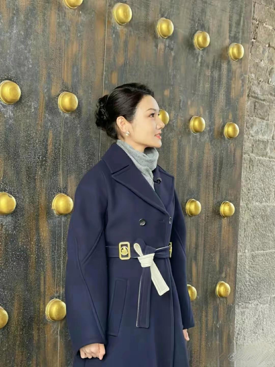 央视主持人龙洋,长得一张国泰民安脸,酒窝增添了一丝甜美.