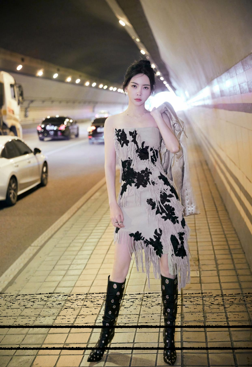 于文文的随拍好带感,抹胸裙配长靴