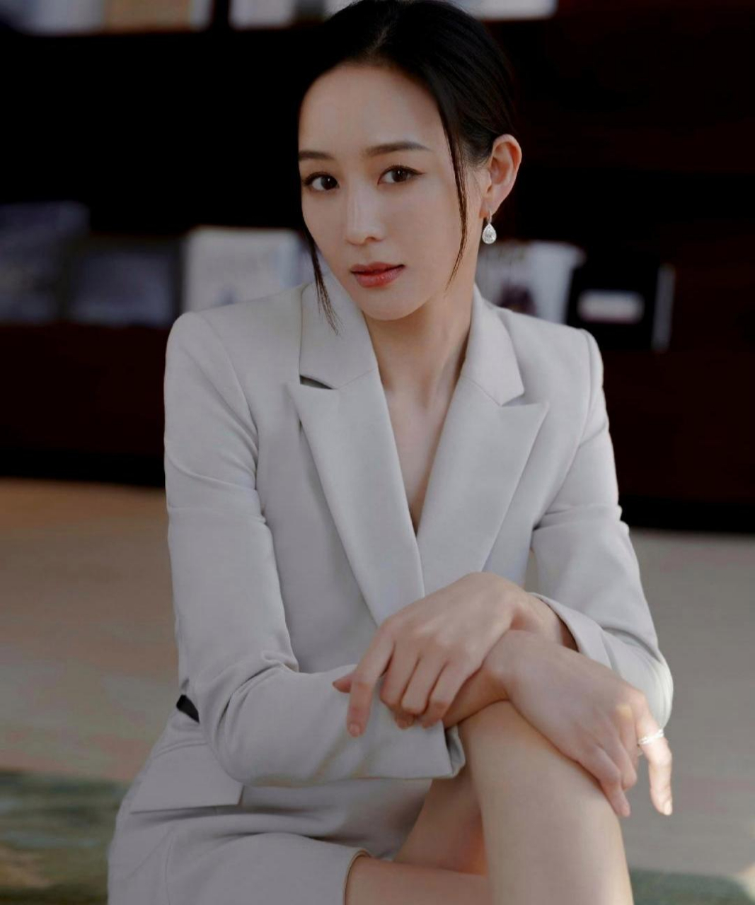 张钧甯穿职业装好有气质,又美又性感!