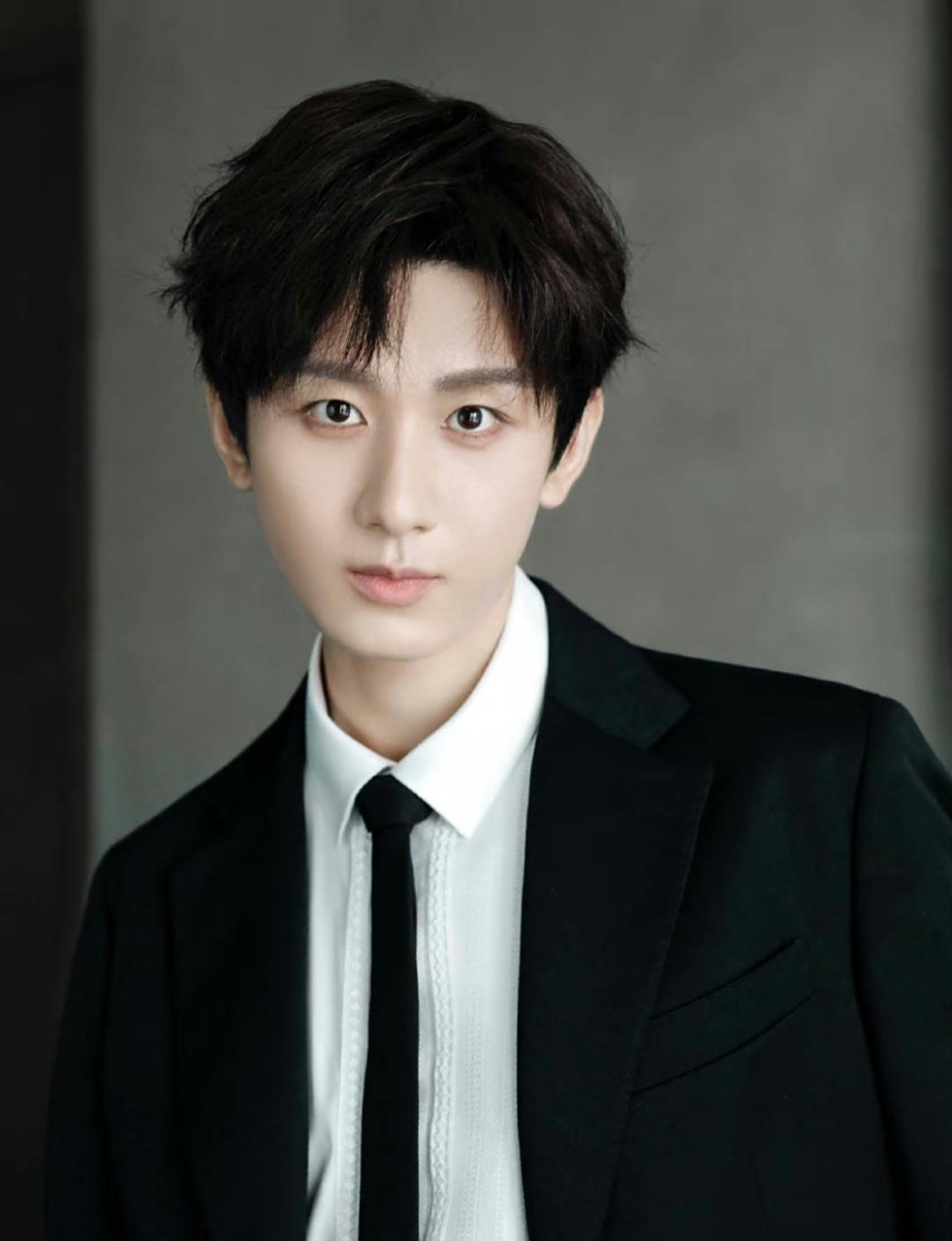 今天成毅的现场照片和工作室精修图对比一下,他的真实颜值有没有让你