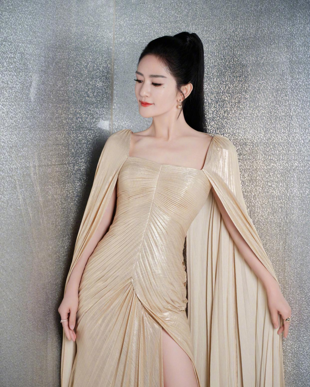 谢娜穿礼服搭配高马尾,精致性感