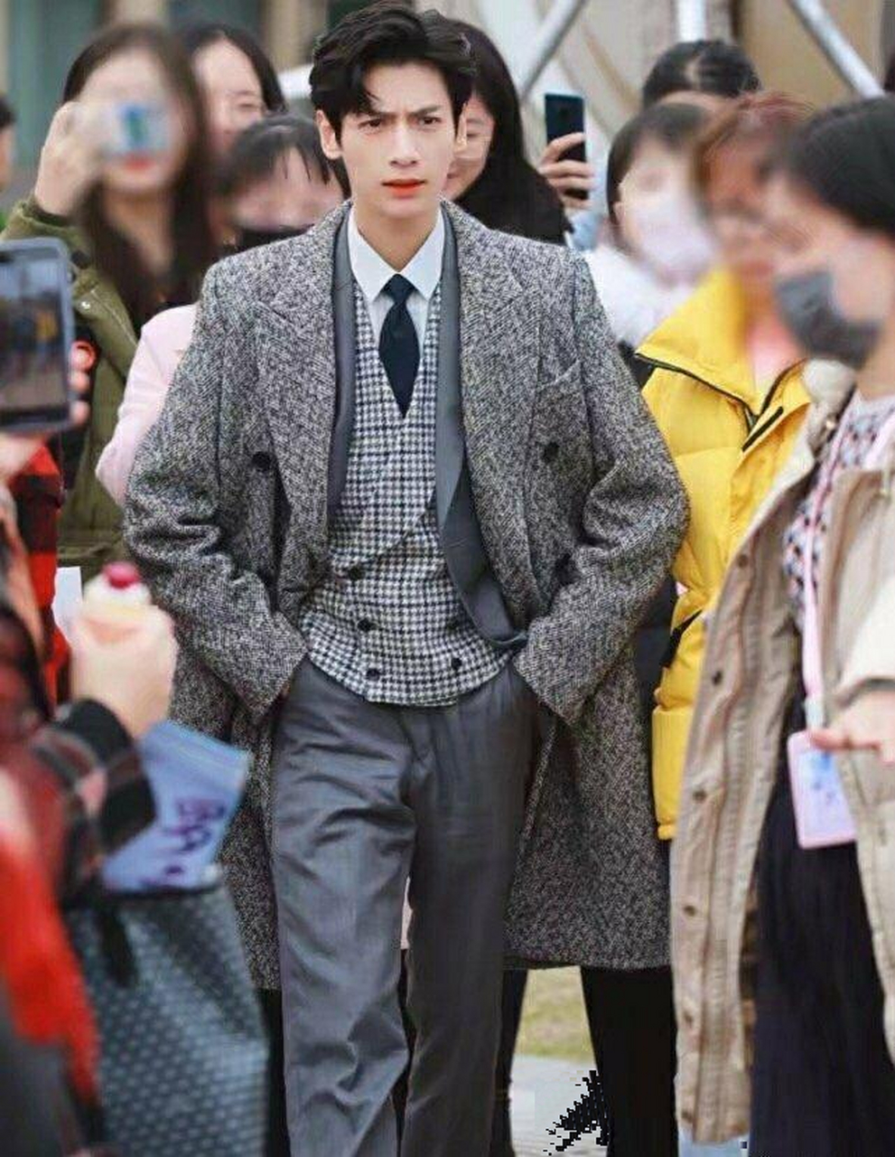 宋威龙和罗云熙穿千鸟格马甲