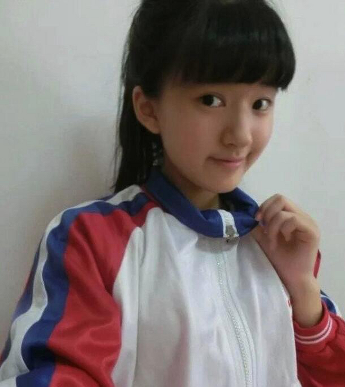 学生时期的赵露思靠一组随手自拍照统治qq空间,人人网,贴吧.