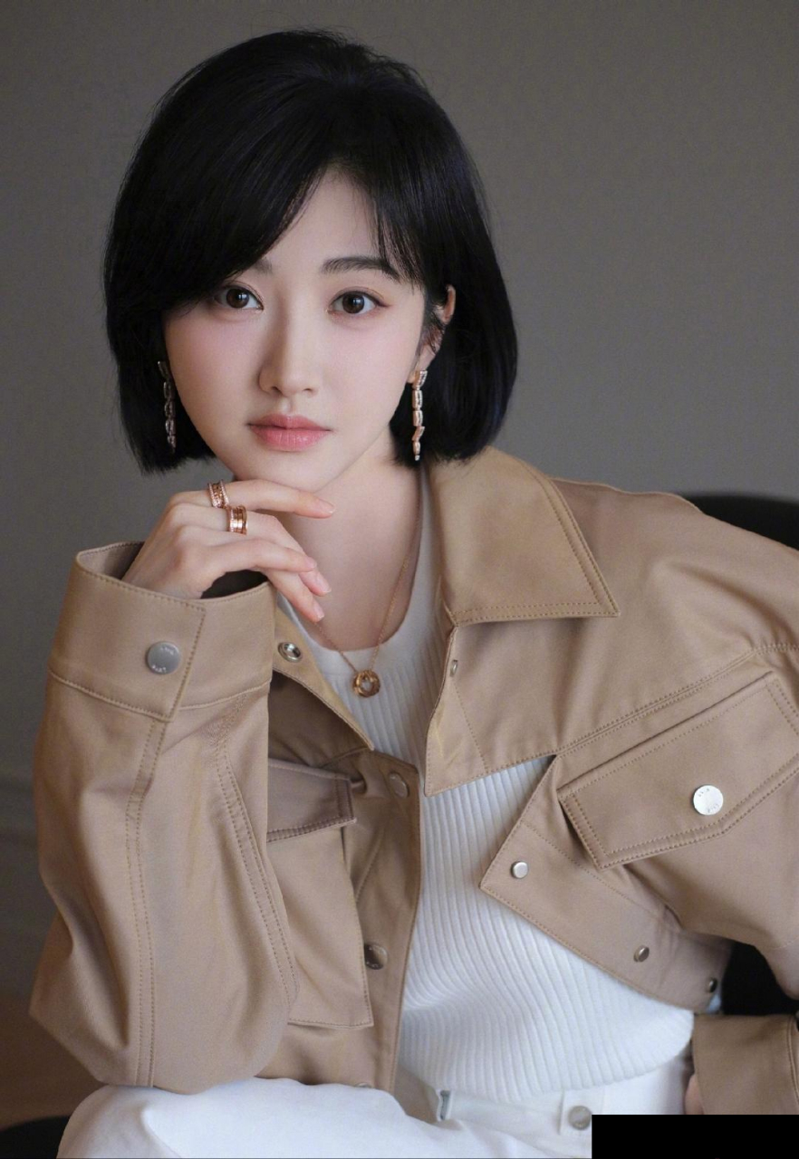 景甜好美呀,清纯的脸蛋配上短发简直是美若天仙,让人心动不已!