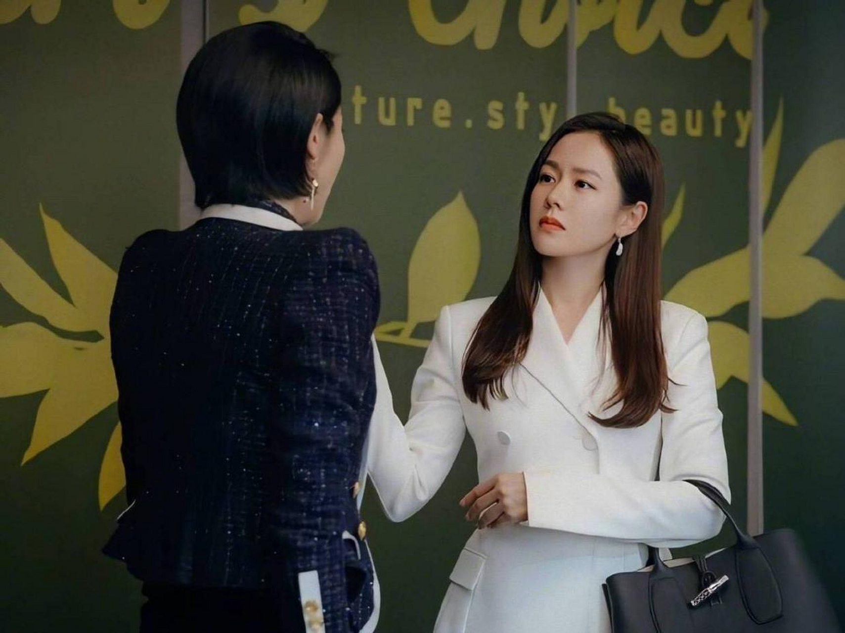 孙艺珍爱的迫降剧中穿搭