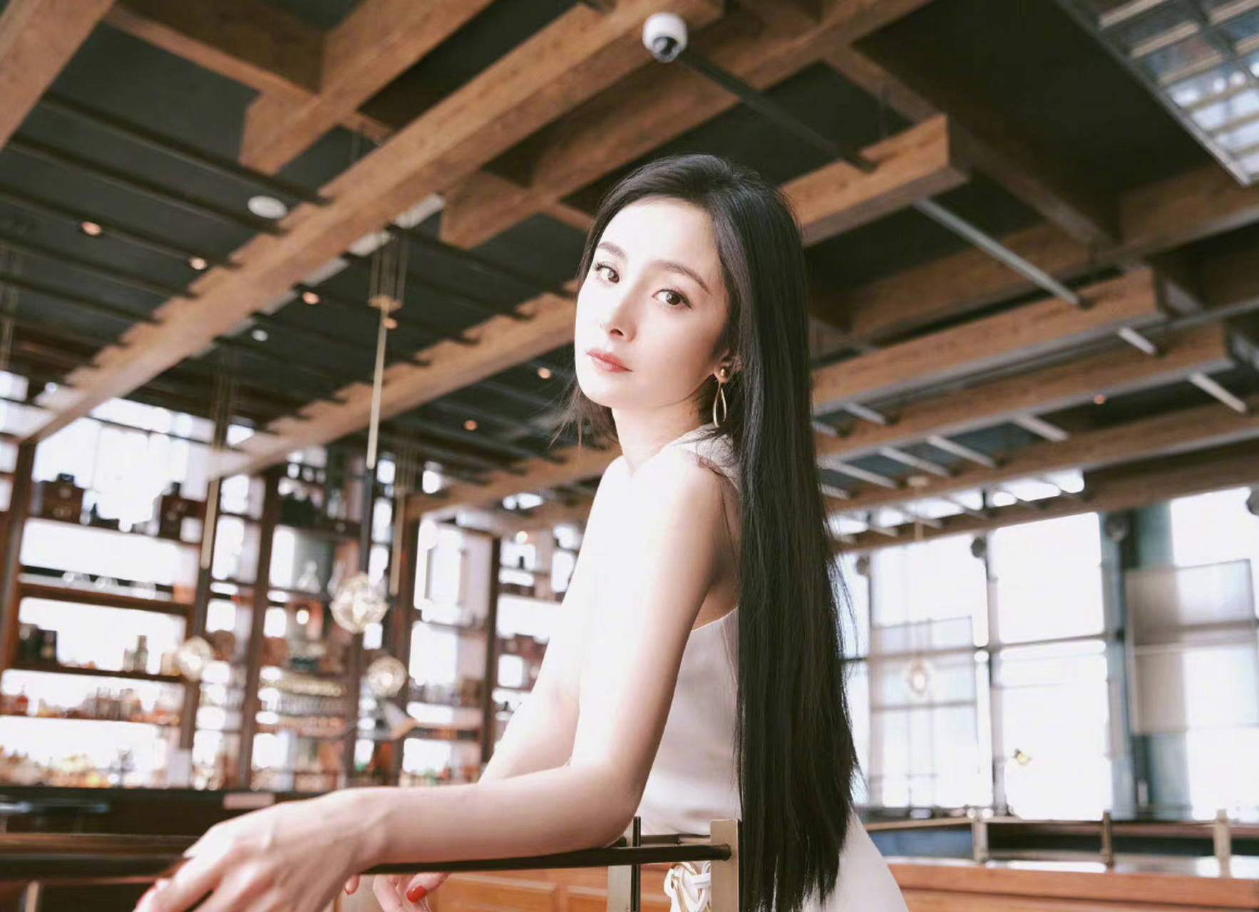 杨幂黑长直发型,温柔御姐范!